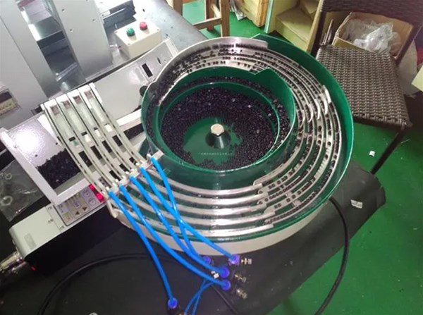 振動盤振動乏力或不規則地送料等故障出現的原因